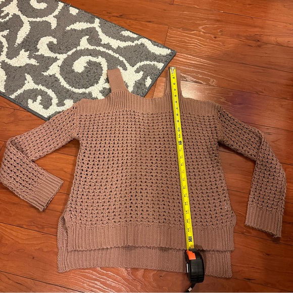 ✨Charlotte Russe mauve pink cold shoulder sweater Size S - Picture 7 of 11